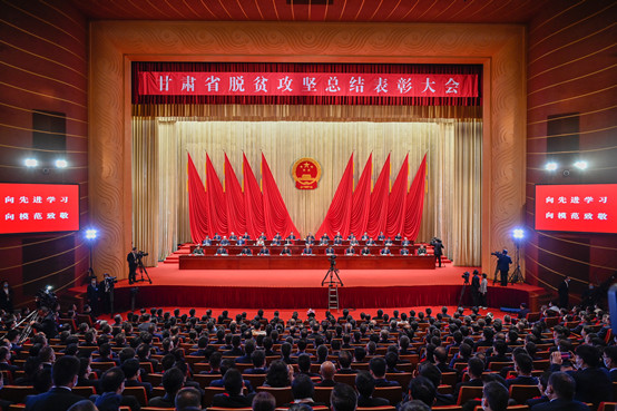 5-beat365官方唯一网站副院长黄晓霞代表学院出席在甘肃省举行的甘肃省脱贫攻坚总结表彰大会.jpg